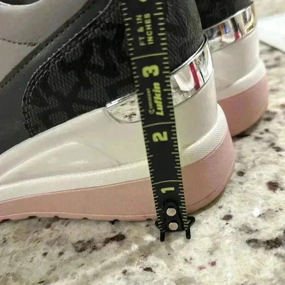 DKNY platform sneakers. Size 7 - Picture 8 of 10